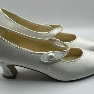 80's Womens Wedding Cheer White Silk Pumps, Sz 7.5, Narrow Dyeable Shoes